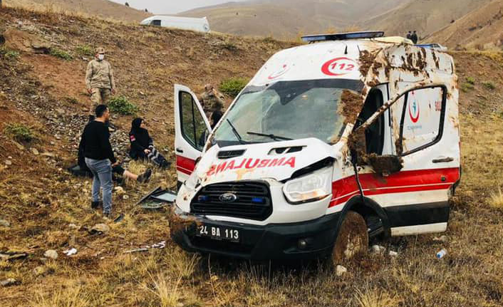 Ambulans Takla Attı Personel Hafif Yaralı